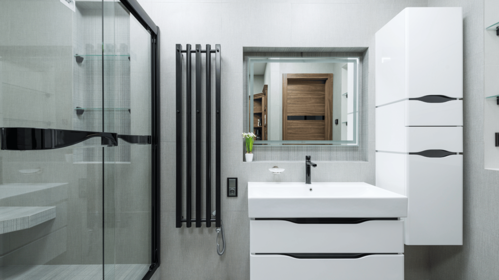 Reforma de baño: baño moderno con mueble blanco y mampara negra